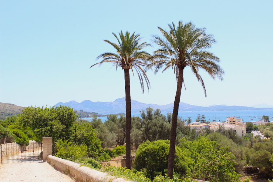 Wanderung Cala Bóquer Mallorca - Eingang Finca und Blick auf Port Pollença