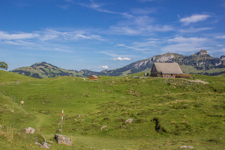 Wandern in den Schweizer Alpen - Hochebene mit Hütten