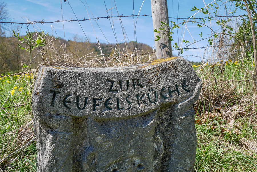 Wandern in Teufelskueche bei Oberguenzburg - Teufelskueche Schild