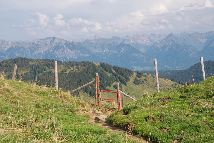 Wandern zum Riedberger Horn - Aussicht mit Tor