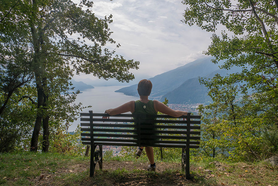 Wandern bei Peglio am Comer See - Bank mit Aussicht