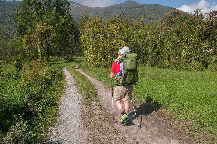 Wandern bei Peglio am Comer See - Wiesenweg