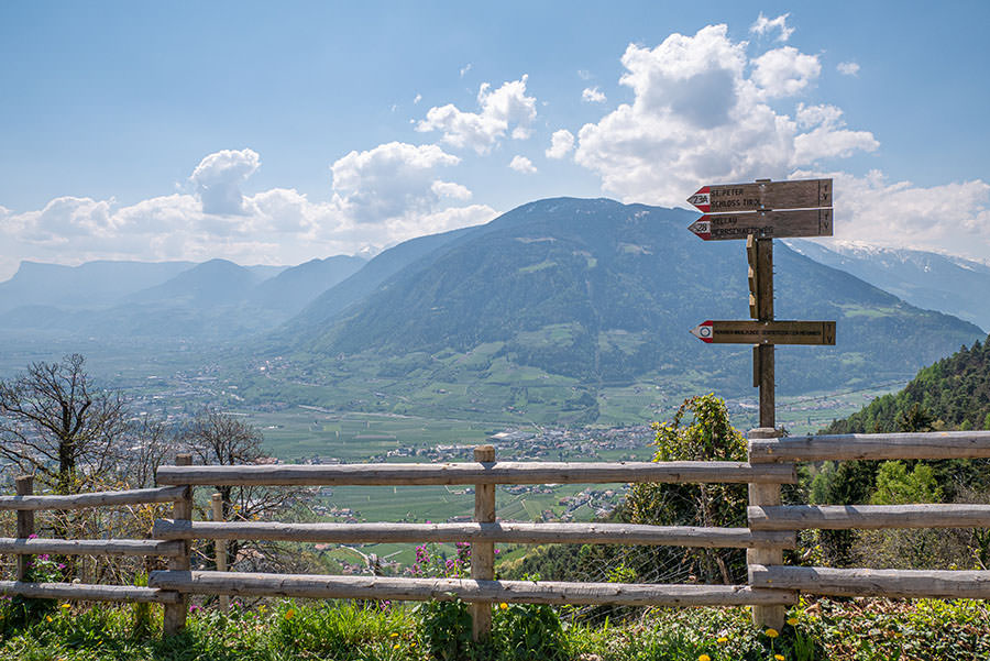 A Tasty Hike - Dorf Tirol Wandern - Suedtirol - Wanderschild