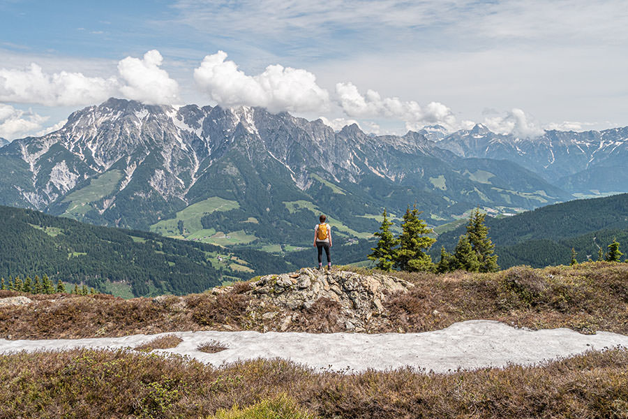 Saalbach Hinterglemm Sommer - Wanderung vom Kohlmaiskopf zur Wildenkarhuette - A Tasty Hike - Aussicht mit Schnee