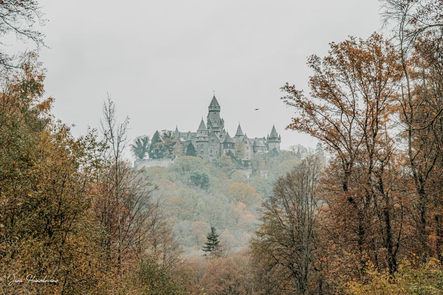 Tagesausfluege Hessen - Secret Places in Hessen - Lahntal - Schloss Braunfels aus der Ferne