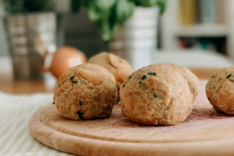 Tolles Käseknödel Rezept mit rotem Speckkrautsalat