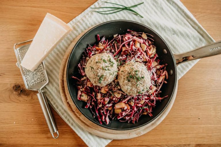 Tolles Käseknödel Rezept mit rotem Speckkrautsalat