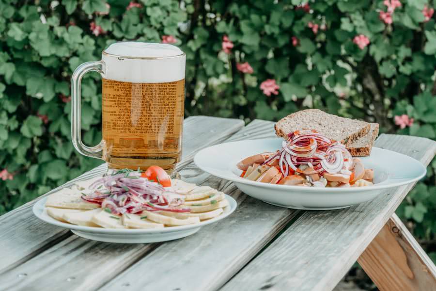 Wurstsalat mit Kaese und saurer Kaese Rezept mit Bier