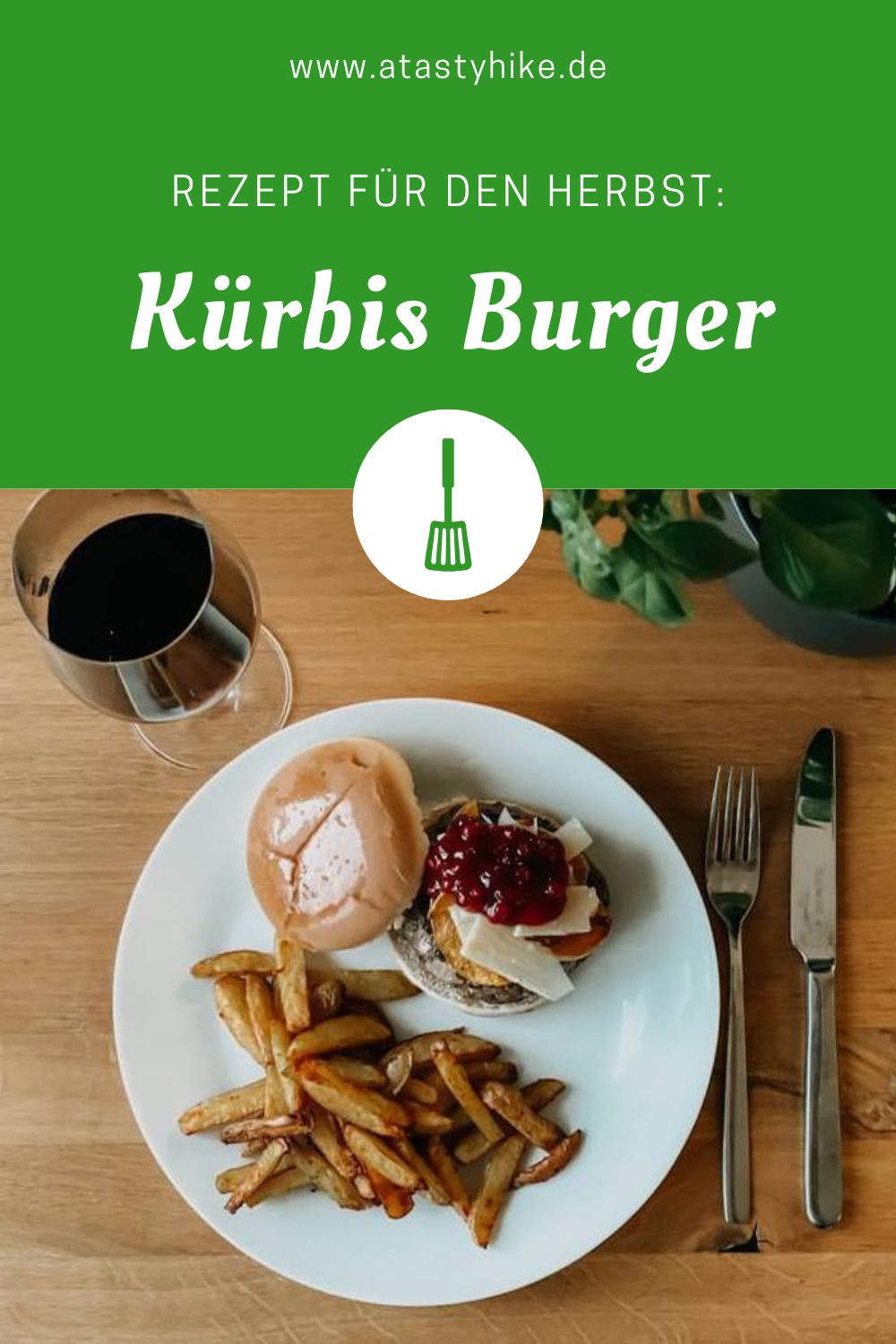 Leckeres Kürbis Burger Rezept – Perfekt für den Herbst und Kürbisliebhaber. Das ganze rezept für den Kürbisburger findest du jetzt zum Nachkochen auf dem A Tasty Hike Blog. #ATastyHike
